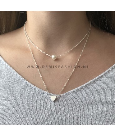 Zilverkleurige hartjes parel ketting