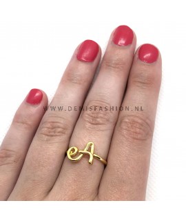 Goudkleurige ring letter A