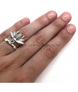 Zilverkleurige bij ring