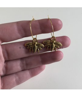 Bij oorbellen goudkleurig